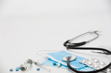 steteskop, koruyucu ekipman ve tıbbi ilaçlar ve cihazlar beyaz arkaplanda kopyalama alanı ile