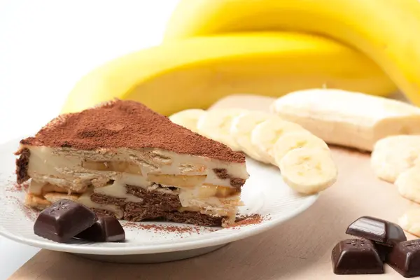 Tatlı tatlı. Muzlu kek, marşmelov, siyah çikolata ve muz dilimleri. Kapat.