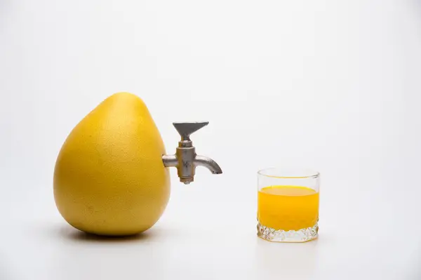 Sağlıklı gıdanın yaratıcı bileşimi. Taze meyve suyu ve musluk suyu eklenmiş taze narenciye.