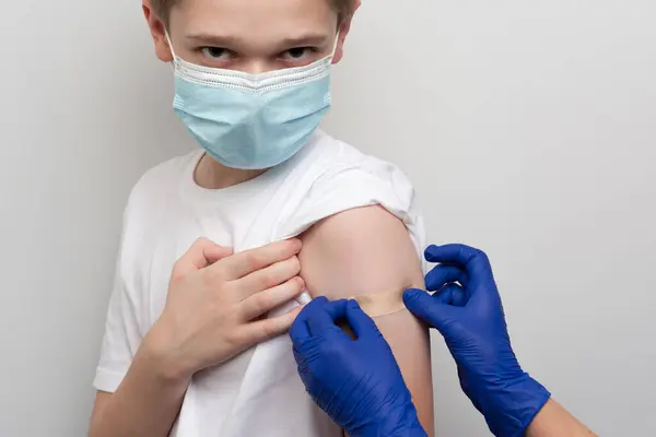 İğneden sonra çocuğun koluna yapıştırıcı yapıştırıcı sürmüş.