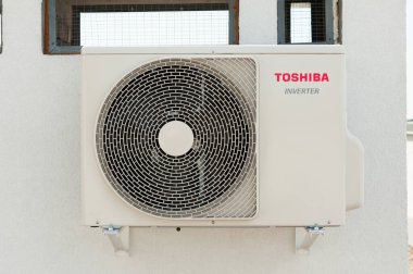 Lviv, Ukrayna - 09.10.2021: Toshiba klima açık hava ünitesi duvara kuruldu