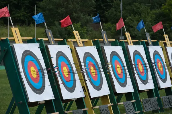 Ok atan hedef, ok atan bir okçunun yayından fırlatılan bir ok.