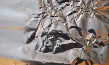 Işık yansımalı gümüş folyo arka plan. Gümüş desenli duvar. 