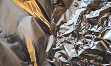 Işık yansımalı gümüş folyo arka plan. Gümüş desenli duvar. 