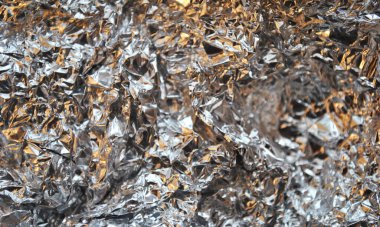 Işık yansımalı gümüş folyo arka plan. Gümüş desenli duvar. 