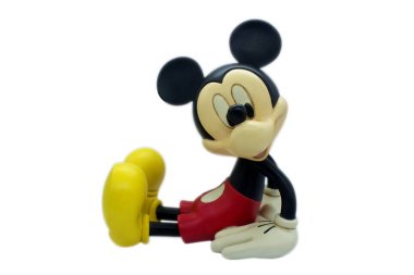 Portekiz, Algarve, Monchique. Ekim 2023 civarı. Micky Mouse 'un beyaz izole edilmiş arkaplanlı stüdyo resmi. Stock Editör Fotoğrafçılığı