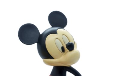 Portekiz, Algarve, Monchique. Ekim 2023 civarı. Mickey Mouse 'un beyaz izole edilmiş arka planlı stüdyo görüntüsü. Stock Editör Fotoğrafçılığı