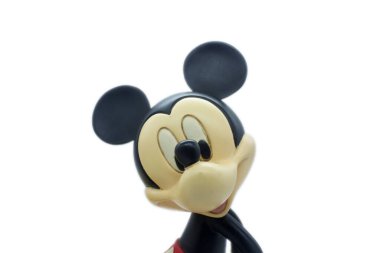 Portekiz, Algarve, Monchique. Ekim 2023 civarı. Mickey Fare 'nin beyaz izole edilmiş arkaplanlı stüdyo görüntüsü. Stock Editör Fotoğrafçılığı