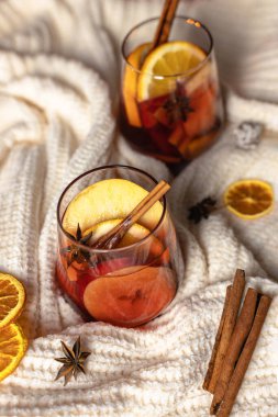 Bir bardak sıcak sıcak şarap, bir parça portakal ve tarçınlı elma ve anason. Geleneksel kış Noel içeceği.