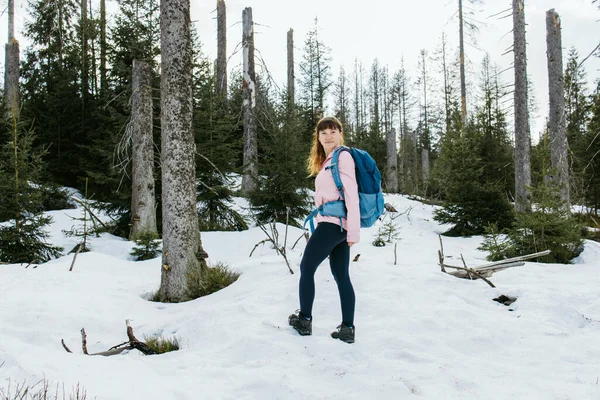 Hiking Outdoors Young Woman Tourist Backpack Walks Forest Enjoys Nature — Foto Stock