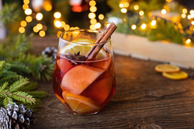 Noel kışı sıcak ve mis kokulu şarap kakule ve tarçınlı ahşap arka planda.