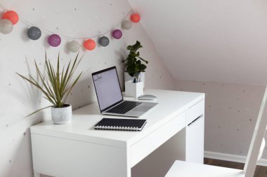 Odadaki çocukların masasındaki bilgisayarı aç. Uzak sanal öğrenim için çocuk işyeri. 