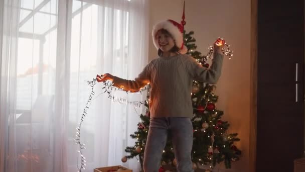 Radostná Puberťačka Tančí Novoroční Girlandou Pokoji Vedle Vánočního Stromečku Veselé — Stock video