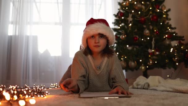 Flickan Skriver Ett Brev Till Jultomten Bredvid Julgranen God Jul — Stockvideo