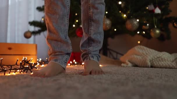 Bacakları Noel Ağacının Arka Planına Yakın Çekim Çerçevesinden Çıkıyor Mutlu — Stok video