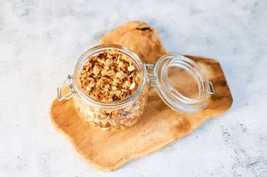 Tahtada cam kavanozlu fındıklı ev yapımı granola. 