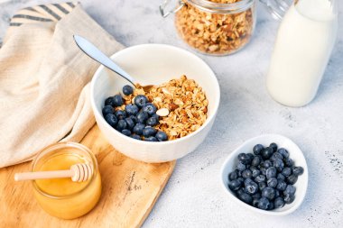 Kahvaltıda fındıklı ev yapımı granola ve taze yaban mersini. Sağlıklı kahvaltı. Vejetaryen gıda konsepti.