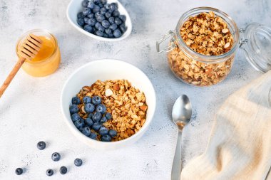 Kahvaltıda fındıklı ev yapımı granola ve taze böğürtlen. Uygun dengeli beslenme. Vejetaryenler için yemek
