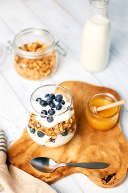 Kahvaltıda fındıklı ev yapımı granola ve taze yaban mersini. Sağlıklı kahvaltı. Vejetaryen gıda konsepti.