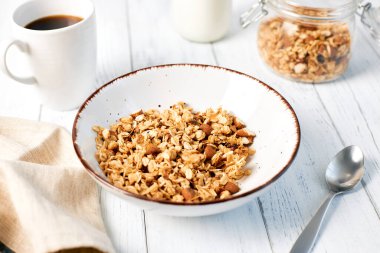 Kahvaltıda fındıklı granola ve bir fincan kahve. Vejetaryenler ve vejetaryenler için dengeli beslenme. 