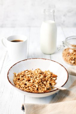 Kahvaltıda fındıklı granola ve bir fincan kahve. Vejetaryenler ve vejetaryenler için dengeli beslenme. 