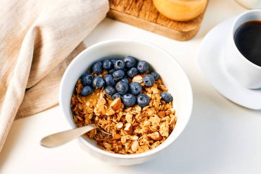Kahvaltıda fındıklı granola ve bir fincan kahve. Vejetaryenler ve vejetaryenler için dengeli beslenme. 