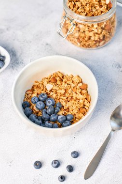 Kahvaltıda fındıklı ev yapımı granola ve taze böğürtlen. Uygun dengeli beslenme. Vejetaryenler için yemek