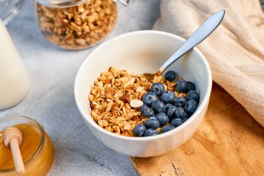 Yulaf ezmesi, bal ve fındıktan yapılmış ev yapımı taze kokulu granola. Dengeli kahvaltı veya atıştırmalık.