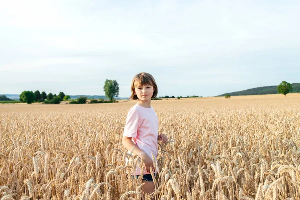 Porträt Eines Mädchens Teenageralter Auf Einem Feld Mit Roggen Bei — Stockfoto