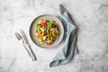 Nohut, domates, kırmızı soğan, salatalık ve marullu vejetaryen sebze salatası. Protein ve lif açısından zengin vejetaryen yemekleri.