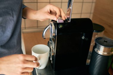 Espresso makinesinde espresso yapan genç bir kadının elleri.. 