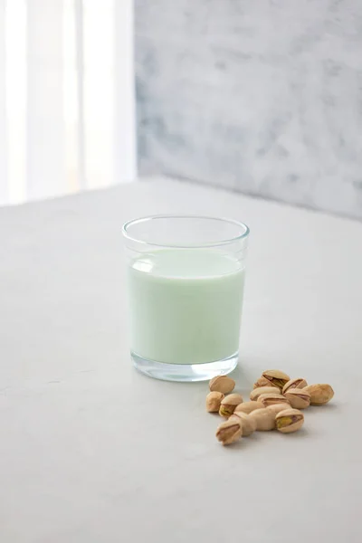 Sklenici Zeleninového Mléka Ořechů Stole Vedle Pistácií Perfektní Drink Pro — Stock fotografie