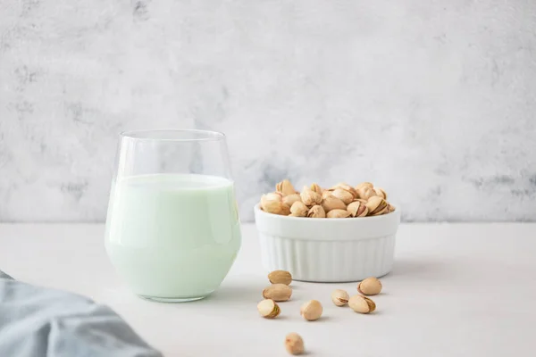 Sklenici Zeleninového Mléka Ořechů Stole Vedle Pistácií Perfektní Drink Pro — Stock fotografie