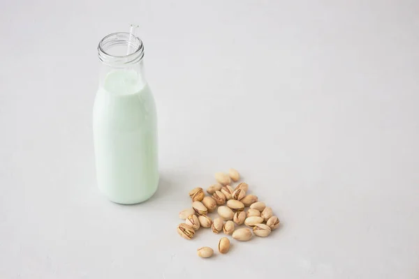 Pistazienmilch Einer Flasche Auf Einem Grauen Tisch Neben Pistazien Pflanzenmilch — Stockfoto