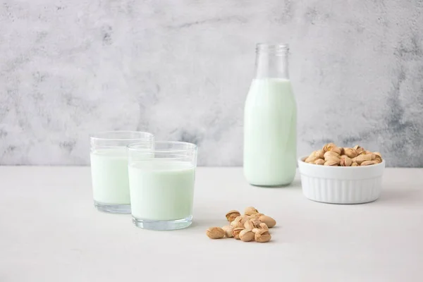 Ett Glas Växtbaserad Nötmjölk Ligger Bordet Bredvid Flaska Pistaschmjölk Och — Stockfoto