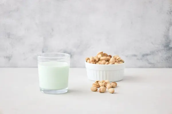 Ett Glas Grönsaksmjölk Från Nötter Bordet Bredvid Pistaschmandlar Den Perfekta — Stockfoto