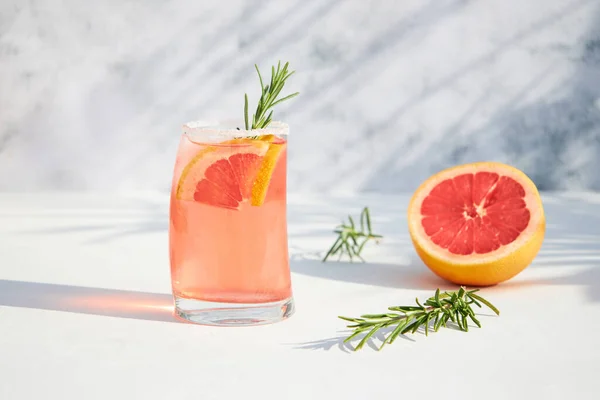 Elegantes Glas Mit Einem Frischen Kühlenden Cocktail Aus Frischer Grapefruit lizenzfreie Stockfotos