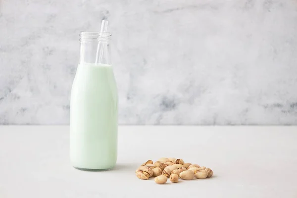 Hemlagad Vegetabilisk Mjölk Från Pistagenötter Pistaschmjölk Flaska Ett Grått Betongbord — Stockfoto