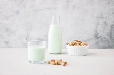 Masada şam fıstığı sütü ve şam fıstığı şişesinin yanında bitki bazlı fındık sütü var. Vejetaryenler için mükemmel bir içecek.