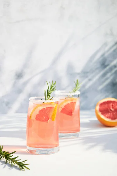 Zwei Gläser Mit Einem Frischen Kalten Sommercocktail Aus Grapefruit Und Stockbild