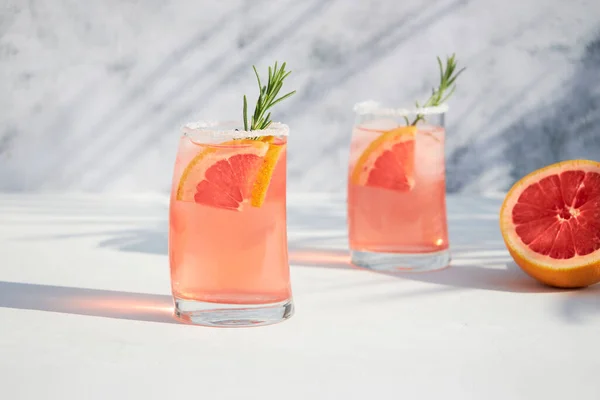 Zwei Gläser Mit Einem Frischen Kalten Sommercocktail Aus Grapefruit Und lizenzfreie Stockbilder