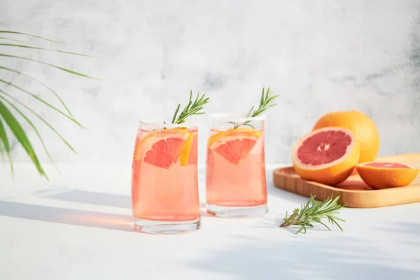 Zwei Gläser Mit Einem Frischen Kalten Sommercocktail Aus Grapefruit Und lizenzfreie Stockfotos