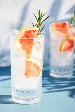 Buzlu ve biberiyeli soğuk greyfurt kokteyli. Yaz soğuk içecekleri. Limonlu gazoz.. 