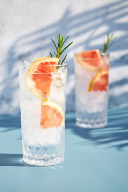 Buzlu ve biberiyeli soğuk greyfurt kokteyli. Yaz soğuk içecekleri. Limonlu gazoz.. 