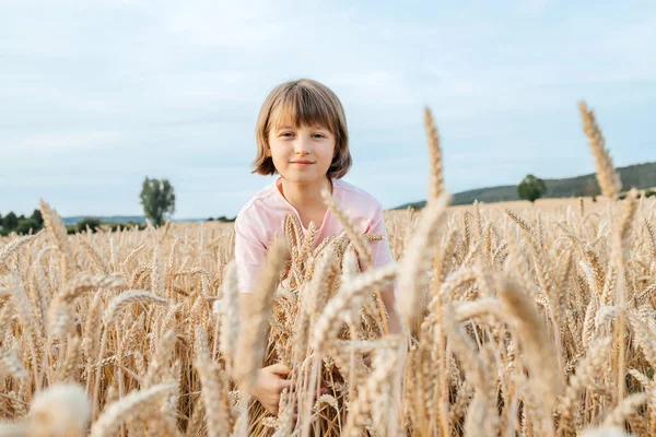 Porträt Eines Halbwüchsigen Mädchens Einem Feld Aus Gelben Reifen Roggen — Stockfoto