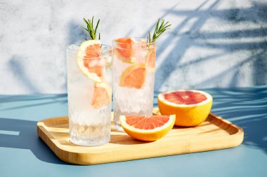 Buzlu ve biberiyeli soğuk greyfurt kokteyli. Yaz soğuk içecekleri. Limonlu gazoz.. 