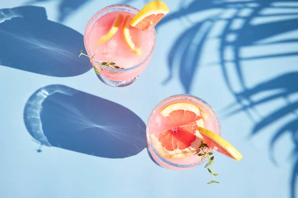 グレープフルーツとタイムの小枝と冷たいカクテルのトップビュー 果物と冷たい夏の飲み物 — ストック写真