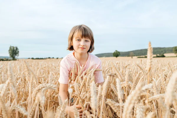 Porträt Eines Halbwüchsigen Mädchens Einem Feld Aus Gelben Reifen Roggen — Stockfoto