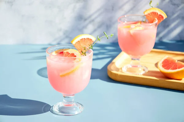 Sommergekühlte Cocktails Mit Zitrusfrüchten Trinken Sie Mit Grapefruit Oder Roter lizenzfreie Stockfotos