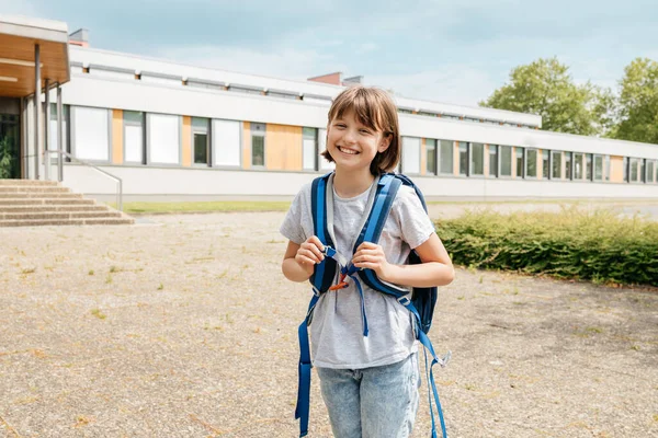 Satisfied Teenage Girl School Backpack Her Back Stands Front School — Fotografia de Stock
